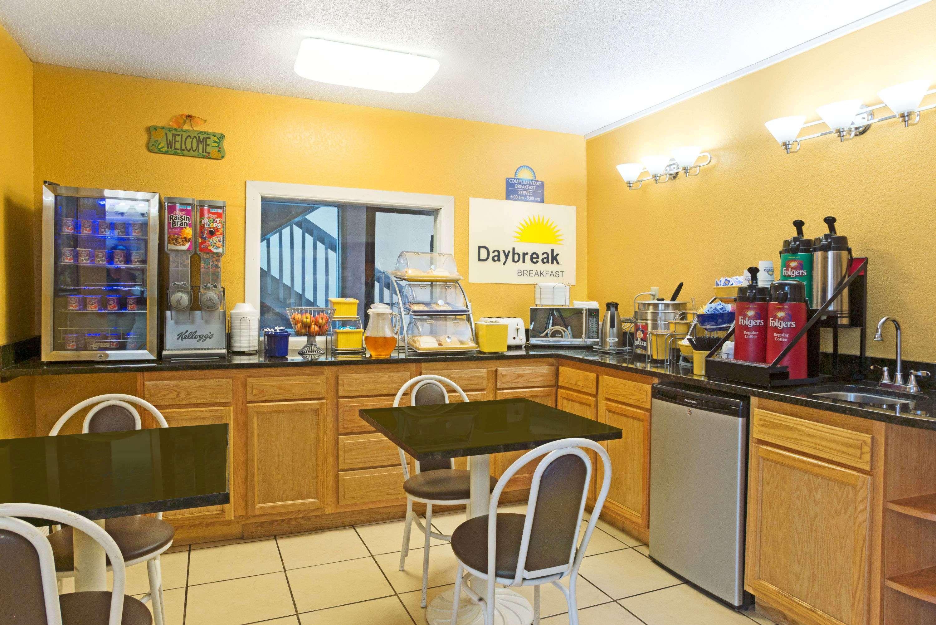 Days Inn By Wyndham Indianapolis East Post Road Exteriér fotografie