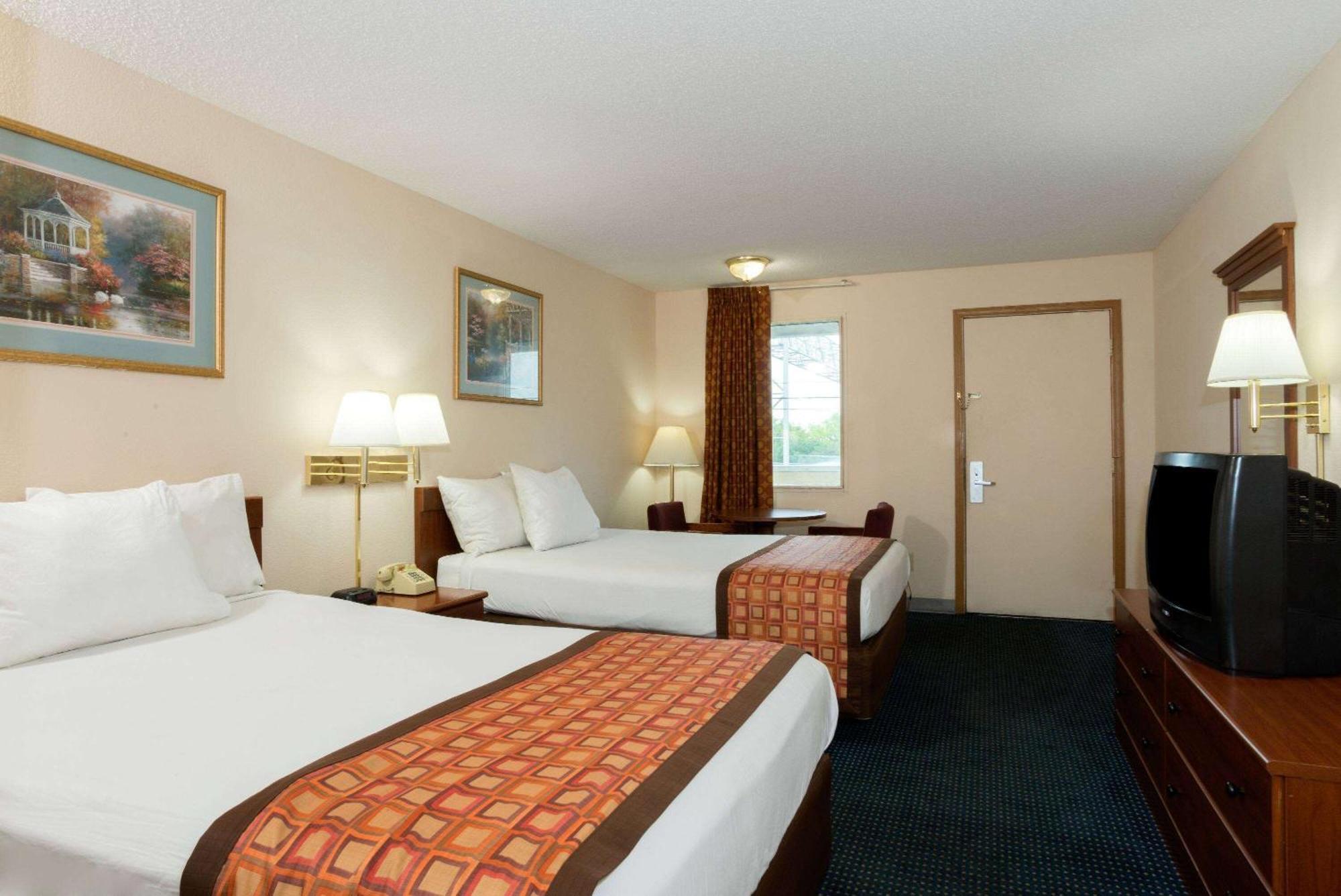 Days Inn By Wyndham Indianapolis East Post Road Exteriér fotografie